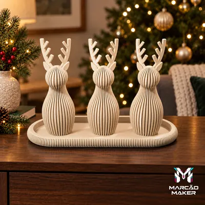Três renas decorativas cor areia sobre uma bandeja, para a mesa de Natal