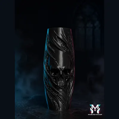Vaso preto alto com uma caveira em relevo envolvida por formas orgânicas